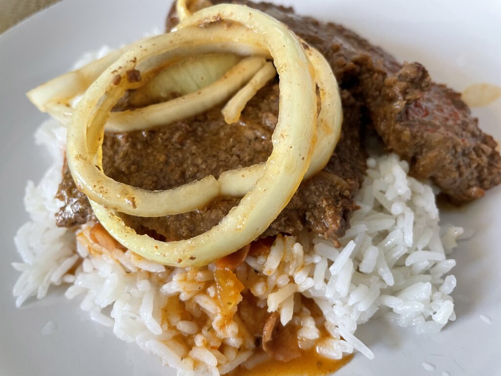 Bistec encebollado